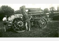 Tracteur batteuse / Visuel : D.R.