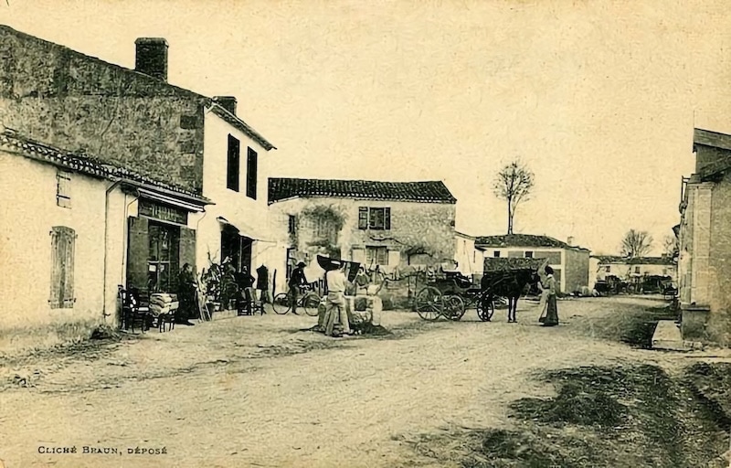 Carte postale de l'entrée du bourg de Breuillet - Cliché Braun