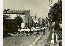 14 juillet, les enfants défilent avec leur “maîtresse“ / Visuel : D.R.