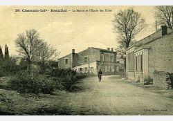 1918 - À notre gauche, la place ; à notre droite, l'école des filles ; au fond, la mairie / Visuel : D.R.