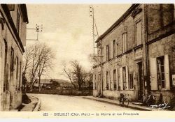 À notre droite, la mairie, l'école de garçons, et au fond, la place / Visuel : D.R.