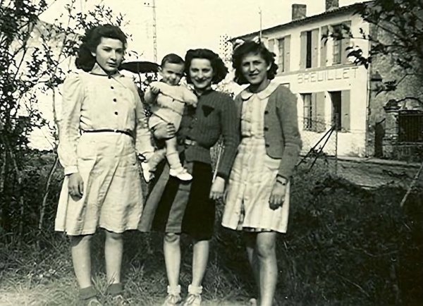 Années 30 - Ces jeunes femmes posent devant l'ancienne poste (actuel restaurant « La Jonque ») / Visuel : D.R.