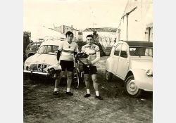 Années 60, jeunes cyclistes breuilletons, les frères Roullin (Éric et Yvon), après une victoire / Visuel : D.R.
