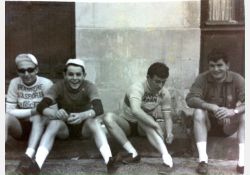 Yvon Roullin, Patrick François, Jean-Pierre Gauvrit et Bernard Prou (Étaules) pendant les Boucles de la Seudre 1965 remportées par Patrick. / Visuel : D.R.