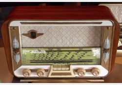 Bien avant la télé, la radio (TSF) apporta un élément de confort dans nos campagnes / Visuel : D.R.