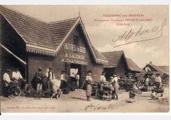 1906 : À Chatressac, la ”cabane” ostréicole de l'arrière-grand-père d'un Breuilleton. On employait alors, une main d'œuvre très importante. Et en costume ! / Visuel : D.R.