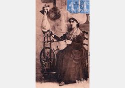 Carte postale ancienne - Marennaise utilisant le rouet / Visuel : D.R.