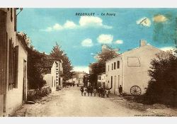 Centre bourg - Les enfants reviennent à pied de l'école. Ils passent entre le charron (à droite) et le café. / Visuel : D.R.