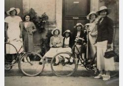 Départ pour Nauzan. De gauche à droite : Marcelle Roux, Marcelle Duport, Odile Gaillot, Nénette Benest,
Francine Bernard, Georgette Sibilaud, Odette Lusinier, Denise Luneau. / Visuel : D.R.