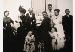 Deux naines dans le village de Théon vivaient “leur différence“ dans la communauté campagnarde, 1916 - 01 / Visuel : D.R.