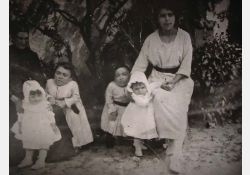 Deux naines dans le village de Théon vivaient “leur différence“ dans la communauté campagnarde, 1916 - 02 / Visuel : D.R.