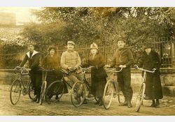 Devant les grilles du temple, les infatigables cyclistes nous regardent passer / Visuel : D.R.
