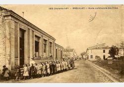 L'école des filles, au centre du bourg, face au champ de foire (la place). Elle accueillait aussi les petits garçons. / Visuel : D.R.
