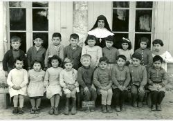 École des sœurs, 1959-1960

[De gauche à droite, de haut en bas]

[Debout] Francis Forgit, Daniel Clochard, Jean-Paul Orion, Mario Rousseau,Marie-Thérèse Grolleau, Soeur Josiane, Anne-Marie Mouchard, Mauricette Benest, Marie-Josèphe Musset, Raymonde Bertrand

[Assis] Hélène Michaud, Jacqueline Forcin, Jacqueline Grolleau, ? Benest, Gilbert Forgit, Michel Grolleau, Régis Robin, Daniel Morin, Joseph Clochard / Visuel : D.R.