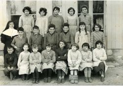 École des sœurs, 1959

[De gauche à droite et de haut en bas]

[1{e}er{e} rang, en haut] Monique Fétiveau, Éliane Laugier, Liliane Mouchard, Mireille palluas, Michèle Robin

[2{e}e{e} rang] Soeur Jean, Jean-Michel Clochard, Mario Rousseau, Étienne Rousseau, Paul Fétiveau, Francine Roy, Renée Fétiveau

[3{e}e{e} rang, en bas] Joël Forgit, Geneviève Ballande, Pierrette Orion, Noëlle Palluas, Huguette Musset, Monique Rouleau, Maryvonne Michaud, Josianne Paillé / Visuel : D.R.