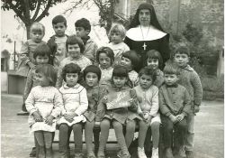École des sœurs, 1964

[De gauche à droite, de haut en bas]

[1{e}er{e} rang, en haut] Éliette Brit, Patrick Carré, Christophe Rousseau, Martine Vezin, Sœur Josiane

[2{e}e{e} rang] Nelly Brit, Brigitte Rouleau, Edwige Kermarrec, Évelyne Vezin, Marie-Line Cardineau, Jean-Paul Portron

[1{e}er{e} rang, en bas] Catherine Michaud, Élisabeth Tard, Véronique Robert, Valérie Robert, Nicole Grolleau, Jean-Jacques Bricou / Visuel : D.R.