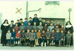 École des sœurs, 1966

[De gauche à droite, de haut en bas]

[3{e}e{e} rang, en haut] Sœur Josiane, Michel Grolleau, Christophe Rousseau, Patrick Crétin, Évelyne Vezin, Jean-Paul Portron, Michel Portron, ?, Patrick Carré, Jean-Jacques Bricou, Nicole Grolleau, Gilbert Forgit, Sœur Jean

[2{e}e{e} rang] Anne-Marie Renaud, Jocelyne Orion, Joëlle Carré, Hélène Michaud, Jacqueline Forcin, ?, Brigitte Kermarrec, Marie-Christine Cardineau, Nelly Brit, Edwige Kermarrec

[1{e}er{e} rang, en bas] Patricia Tard, Élisabeth Tard, Caroline Georgeon, Catherine Michaud, Christine Bricou, Marie-Christine Orion, Martine Vezin, Marie-Christine Crétin, Marie-Line Cardineau, Véronique Robert, Éliette Brit, Bernard Bricou, ? / Visuel : D.R.