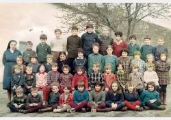 École des sœurs, 1967-1968

[De gauche à droite et de haut en bas]

[1{e}er{e} rang, en haut] Sœur Josiane, ?, Jean-Jacques Bricou, P. Frey, P. Joyet, Yannick Pinson, P. O'Hara, Patrick Crétin, Christophe Rousseau, B. Bricou, Roland Renaud

[2{e}e{e} rang] Catherine Michaud, C. Joyet, Hélyette Brit, R. Valérie, Elisabeth Tard, Edwige Kermarec, J. Dupré, Nicole Grolleau, Valérie Vezin, Anne-Marie Renaud, Marie-Christine Orion

[3{e}e{e} rang] Frédéric Palluas, Bruno Palluas, Caroline Georgeon, Nathalie Palluas, Dominique Tard, F. Joyet, Annie Michaud, Florence Michaud, Patricia tard, ?, Sylvie Vezin

[Devant] P. Bricou, ?, Yannick Brit, P. Dupré, ?, Marie-Christine Crétin, C. Dupré, Christine Bricou, Sylvie Volette / Visuel : D.R.