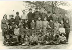 École des sœurs, 1969

[De gauche à droite, de haut en bas]

[1{e}er{e} rang, en haut] Sœur Josiane, Albert Merleau, Jean-Jacques Bricou, ?, Patrice Joyet, Yannick Pinson, Patrick O'Hara, Patrick Crétin, Christophe Rousseau, Bernard Bricou, Roland Renaud

[2{e}e{e} rang] Catherine Michaud, Corinne Joyet, Nelly Brit, Valérie Robert, Élisabeth Tard, Edwige Kermarrec, Jocelyne Dupré, Nicole Grolleau, Martine Vezin, Anne-Marie Renaud, Marie-Christine Orion

[3{e}e{e} rang] Frédéric Palluas, Bruno Palluas, Caroline Georgeon, Nathalie Palluas, Dominique Tard, Fabienne Joyet, Annie Michaud, Florence Michaud, Patricia Tard, Odile Merleau, Valérie Vezin

[4{e}e{e} rang, en bas] Patrick Bricou, Henri Merleau, Yannick Brit, ?, Geneviève Merleau, Marie-Christine Crétin, Chantal Dupré, Christine Bricou, Sylvie Volette / Visuel : D.R.