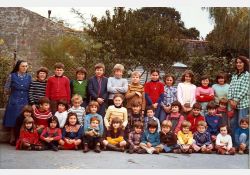 École des sœurs, 1977

[De gauche à droite, de haut en bas]

[1{e}er{e} rang, en haut] Sœur Jean, Sylvain Lagarde, Stéphane Giustina, Emmanuel Crétin, ?, ? Fichepin,
David Giustina, Isabelle Garnier, Emmanuelle Robert, Mireille Renaud, Valérie Palluas, Francette Bricou, Mademoiselle Catherine

[2{e}e{e} rang] Pierrick Lagarde, Sébastien Giustina, Betty Perrat, Stéphane Forgit, ?, Marie-Stella Berchon,
Jennifer de Deugd, David Bouyer, Manuella Michaud, Philippe Palluas, Pascal Gendre, Isabelle Prou

[3{e}e{e} rang, en bas] ?, ?, Sylvie Gendre, ?, Sophie Vezin, Emmanuel Sellier, Frédéric Sellier, ?, Stéphane Sellier, Cédric Clairand, Carole Lefebvre, William Forgit / Visuel : D.R.