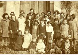 École du dimanche, 1929
1{e}er{e} rang (en haut) : ?, Henriette Gaudin (cachée), Lucie Guillorit, Janine Prou, Georgette Sibilaud, Marcelle Duport, Odile gailllot, Andrée Lys, Francine Bernard
2{e}e{e} rang : Marcelle Bernard, Jeannette Benest, Yvonne Samson, Odette Lusinier, Yvette Benest
3{e}e{e} rang : Madeleine Guillorit, Georgette Poinçon, Lily Samson, Mireille Guérin, Éliane Bertin, Gisèle Barrot, Simone Favre
4{e}e{e} rang (accroupies) : Renée Poinçon, Lucie Prigent, Yvette Gauvrit, Liliane Guérin, Germain Prigent (?), Marcelle Guillorit, Henriette Chalivat / Visuel : D.R.