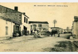L'entrée de Breuillet, en venant de Royan, au niveau du croisement de la route allant du cimetière actuel à l'église. L'échoppe du tailleur est la maison (à gauche) avec 1 étage. / Visuel : D.R.