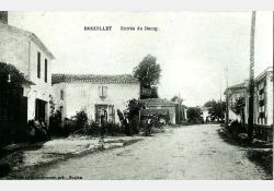 La même vue quelques années plus tard. La mairie actuelle était alors le presbytère protestant (bâtiment près du 2{e}e{e} poteau à droite). / Visuel : D.R.