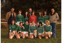 Foot féminin Breuillet, 1974
De gauche à droite, dirigeants : Pierre Bonhomme, Claude Besson, Guy Meynet
Debouts : Élisabeth Tard, Dominique Bonhomme, Françoise Collin, Évelyne Prigent, Valérie Robert
À genoux : Guylaine Meynet, Catherine Michaud, Nicole Menenteau, Jocelyne Dupré, Carole Bonhomme, Roselyne Vattolo / Visuel : D.R.