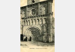 Sur cette carte postale, on aperçoit le curé de l'époque, en robe / Visuel : D.R.