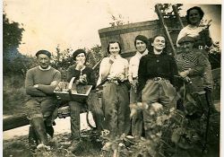 La charrette et sa cuve constituaient le décor idéal pour immortaliser une bonne journée de vendanges - 03 / Visuel : D.R.