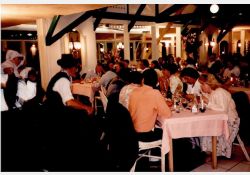 La convivialité selon « Vivre à Breuillet » - repas dansant (et animé) en 1992 / Visuel : D.R.