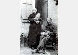 Le maire (1894-1904), Alpha Deligneau, sa femme et ses chats devant leur maison / Visuel : D.R.
