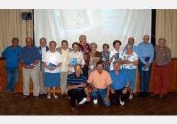 De gauche à droite : Paul Bégouin (né en 1936), Robert favre (1923-2014), Jean Priam-Doizi (1923-2018), Ginette Courpron (née en 1931), Marcel Gauvrit (1924-2008), Simone Rivière (1926-2017), Jean-Pierre Roullin (1934-2009), Éliane Picaud (1924-2021), Lucette Girard (née en 1930), Édith Fougère (1927-2018), Henriette Michaud (1926-2020), Régis Bertin (né en 1938), Pierre Charles (1928-2015), Maurice Samson (1926-2014).

Absente : Christiane Luneau (1932-2019).

Accroupis : Alain Bertin (Président), Jacques Machefert (réalisateur), Alain Christophe (illustration musicale). / Visuel : D.R.