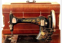 Machine à coudre Naumann / Visuel : D.R.