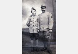 Martial Sicard, qui deviendra tailleur à Breuillet, ici en compagnie de son grand père / Visuel : D.R.