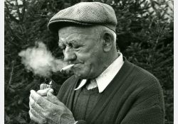 “On était heureux“, dit Marcelle en évoquant le Breuillet d'autrefois, sa cigarette de gris aux lèvres / Visuel : D.R.