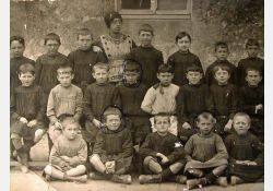 Photo d'école, 1916

[De gauche à droite et de haut en bas]
Henri Auriau, Albert Girard, ?, Mademoiselle Renou (institutrice), Paul Rambeaud, Henri Cherouse, Jean Bertin, ?, Mimi Desclouds, ?, Gilbert Giraudot, Marcel Guindet, ?, ?; Henri Garnier, Élie Carré ?, Amaris Thenaud, Jean Michaud, René Charles, René Rambeaud / Visuel : D.R.