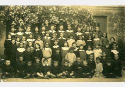 Photo d'école, 1917

[2{e}e{e} rang, en partant du haut] la 11{e}e{e} : Cécile Duport

[3{e}e{e} rang] la 6{e}e{e} : Hélène Drugeon / Visuel : D.R.