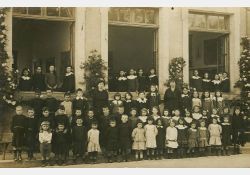 Photo d'école, 1918 ?

La date (1918) est approximative.

[1{e}er{e} rang, de gauche à droite] Rémy Méchein, René Rambeaud (6{e}e{e}), Yvonne Girard (7{e}e{e})

[3{e}e{e} rang] Héléna Girard (3{e}e{e} en partant de la droite)

Nous n'avons (pour l'instant) trouvé que 3 noms (dont un n'est même pas certain…). Si vous êtes plus perspicaces que nous, n'hésitez pas. / Visuel : D.R.