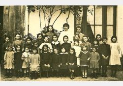 Photo d'école, 1924

[De gauche à droite, de haut en bas]

[En haut] Albertine Guérin, Georgette Prou, Marthe Girard

[Au milieu] 6{e}e{e} : Raymonde Dumon, 9{e}e{e} : Jeanne Richard

[En bas] 3{e}e{e} : Paulette Chateau, 10{e}e{e} : Renée Sibilaud / Visuel : D.R.