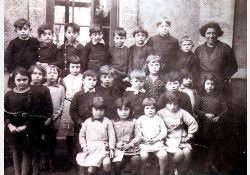 Photo d'école, 1935-1936

[De gauche à droite, de haut en bas]

[Dernier rang] Robert Guillebeau, Guy Bégouin, Albert Morin, Raymond Orion, Pierre Cuendet, Roger Benest, Yves Roy, Marcel Prigent, Madame Busquet (institutrice)

[Rang du milieu] Liliane Guérin, Josette Massias, Maurice Jean (dit Mimi), Marguerite Potet, Robert Valentin, Robert Vileur, Régis Belaud, Marcelle Guillebeau, Christian Maissant, Ginette Élie, Amy Samson

[Devant] Marcelle Bégouin, Ginette Morin, Christiane Prévost, Monique Guillorit / Visuel : D.R.