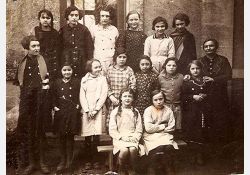 Photo d'école, 1935

[De gauche à droite, de haut en bas]

[1{e}er{e} rang, en haut] Mireille Guérin, Marcelle Guilliorit, Gisèle Malveau, Lucie Cuendet, Éliane Bertin, Gaby Vallet, Renée Papaud (institutrice)

[2{e}e{e} rang] Marguerite Boursier, Simone Morin, Yvette Gauvrit, Lily Samson, Henriette Chalivat, Paulette Maissant, Germaine Prigent

[Assises] Hélène Lys, ? / Visuel : D.R.
