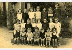 Photo d'école, 1948

[De gauche à droite, de haut en bas]

[1{e}er{e} rang, en haut] Lily Rateau, Rémy Baisson, Claudie Gaborit, René Poinçon,? Samson,?, Jean-Claude Belaud

[2{e}e{e} rang] ? Samson, Yolande Vignaud, Raymond Thenaud, Jean-Claude Rey, Yolande Rambeaud, Annette Coussot, ?, Colette Gaborit

[3{e}e{e} rang] Alain Rambeaud, Georges Gourivaud, Ginette Rambeaud, ?, Christian Vignaud, ?, Francis Coussot / Visuel : D.R.