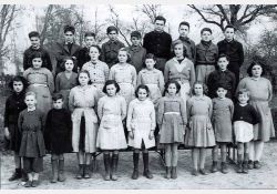 Photo d'école, 1949-1950

[De gauche à droite, de haut en bas]

[1{e}er{e} rang] Jean-Claude Rivière, Claude Renaud, Rémy Baisson, Gabriel Fétiveau, ?, Jean-Guy Tard, Régis Bertin, Jean-Marie Picaud, Claude Thenaud

[2{e}e{e} rang] Freddy Picaud, Claudie Gaborit, Yolande Rambeaud, Micheline Roux, Maggy Méchein, Éliane (Lily) Rateau, Jocelyne Jean, Raymond Thenaud, JacquelineGaborit

[Devant] Alain Rambeaud, Georges Gourivaud, Éliane Rambeaud, Gilette Gourivaud, Yolande Vignaud, Claudine Sibilaud, Jacqueline Rambeaud, Claude Morin, Claude Lavergne / Visuel : D.R.