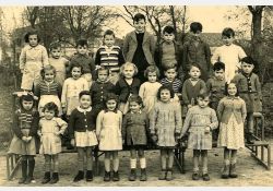 Photo d'école, 1950-1951

[De gauche à droite, de haut en bas]

[1{e}er{e} rang, en haut] Gaby Gourivaud, Gérard Gourivaud, Francis Martrenchard, Alain Bertin, Michel Palluas, Gary Samson, ? Chassaing, Gérard Labbé,

[2{e}e{e}] Colette Charles, Michèle Guilliorit, Mireille Baisson, Nicole Rambeaud, Françoise Morin, Jean-Jacques Aubin, Yvon Forgit, Alain Samson, Yvon Roullin,

[3{e}e{e}, en bas] Ghislaine Debord, Jacques Gauvrit, Jean-Pierre Joulin, Nadège Vignaud, Jacques Machefert, Mauricette Labbé, Jean-Jacques Labbé, ? Rivière / Visuel : D.R.