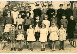 Photo d'école, 1951-1952

[De gauche à droite, de haut en bas]

[1{e}er{e} rang, en haut] Léon Fétiveau, Yvon Forgit, Christian Vignaud, James Guilliorit, Jean-Daniel Samson, ? Jacky Labbé, Christian Thenaud, Joël Sicard

[2{e}e{e} rang] Anne-Marie Michenot, Charlette Rivière, Amy-Claude Samson, Marie-Claude Pelgé, Nicole Rey, Josiane Debord, Éric Roullin, James Thenaud

[3{e}e{e} rang, en bas] Jean-Pierre Gauvrit, Réjane Vignaud, Rachel Guibert, Christiane Morin, Ginette Rambeaud, Geneviève Blanc / Visuel : D.R.