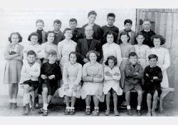 Photo d'école, 1952-1953

[De gauche à droite, de haut en bas]

[1{e}er{e} rang, en haut] Joël Sicard, Jacky Labbé, Raymond Thenaud, Rémy Baisson, Jacky Martin, Claude Morin, Alain Rambeaud

[2{e}e{e} rang] Annette Coussot, Gilette Gourivaud, Yolande Rambeaud, Maguy Méchein, René Lavergne (instituteur), Claudie Gaborit, Éliane Rateau, Claudine Sibilaud, Christiane Morin

[3{e}e{e} rang, assis] James Guillorit, Jean Claude Lavergne, Yolande Vignaud, Jacqueline Rambeaud,
Ghislaine Gourivaud, Francis Coussot, Georges Gourivaud / Visuel : D.R.