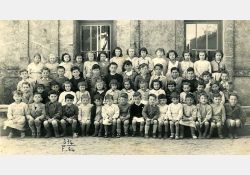 Photo d'école, 1952

[De gauche à droite, de haut en bas]

[1{e}er{e} rang, en haut] Suzy Renaudin, Nicole Rambeaud, Geneviève Blanc, ?, ?, Rachel Guibert, Jacqueline Rivière, Ginette Rambeaud, Lucie Vignaud, Nicole Gaillier, Mauricette Labbé, Marie-Claude Pelgé, Christiane Morin, Réjane Vignaud

[2{e}e{e} rang] ?, Jean-paul Goulevent, Yvon Forgit, Jean Palluas, Jean-Michel Marie, ?, Michel Maissant, ?, ?, ? Arros, Christian Vignaud, Gérard Labbé, Alain Bertin

[3{e}e{e} rang] Patrick François, Pierrot Martrenchard, Francis Martrenchard, Françoise Morin, ?, Sylvette Méchein, Nadèje Vignaud, ?, Mireille Baisson, Michelle Guillorit, ?, ?, Jacky Gauvrit, Jean-Jacques Aubin, Jacky Malveau

[4{e}e{e} rang, assis] Georges Labbé, James Thenaud, Éric Roullin, Yvon Roullin, Francis Rambeaud, Jean-Pierre Michaud, ?, Robert Forgit, Jacques Machefert, Jean-Pierre Morin, ?, Gilbert Petit, Jean Guindet, Jean-Jacques Labbé, ?, Jean-Pierre Joulin / Visuel : D.R.