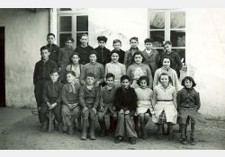 Photo d'école, 1953

[De gauche à droite et de haut en bas]

Raymond Thenaud, Jacky Labbé, Alain Rambeaud, Claude Morin, Joël Sicard, Claude Renaud, Jean Massias, Gilles Gourivaud, Rémy Baisson, Claudine Sibilaud, Éliane Rateau, Yolande Rambeaud, Claudie Gaborit, Yolande Vignaud, Christian Thenaud, Francis Coussot, Yvon Forgit, Christian Vignaud, James Guilliorit, Ghislaine Gourivaud, Ginette Rambeaud, Viviane Rivière / Visuel : D.R.