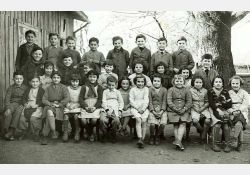 Photo d'école, 1953

[De gauche à droite, de haut en bas]

[1{e}er{e} rang, en haut] Jean-Paul Goulevent, ? Navaud, Alain Bertin, Jean-Paul Beurivé, Gérard Labbé, Jean-Pierre Gauvrit, James Thenaud, Éric Roullin

[2{e}e{e} rang] Michel Palluas, Françoise Morin, Jean Palluas, Jean-Yves Musset, Nicole Gaillier,
Mauricette Labbé, ? Rivière, Michelle Guilliorit, Jean-Michel Marie

[3{e}e{e} rang, assis] Yvon Roullin, Jean-Jacques Aubin, Michèle Beurivé, Nadège Vignaud, Thérèse Gaudin, Jacques Machefert, Mireille Baisson, Colette Charles, Rachel Guibert, Nicole Rambeaud, Réjane Vignaud, Lucy Vignaud, Nicole Rey / Visuel : D.R.